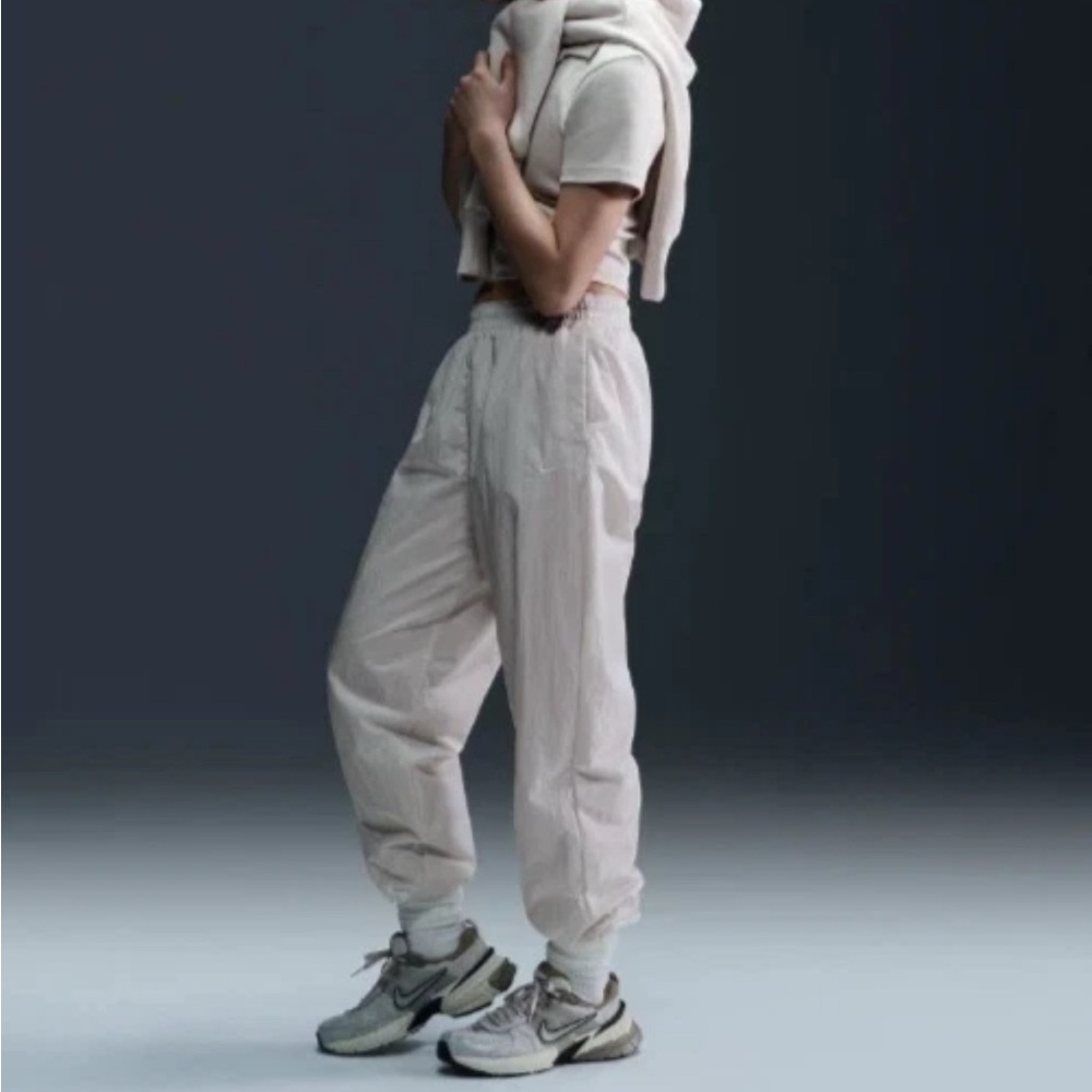 NWT Nike Sportswear Womens M Essential Mid-Rise Oversized Woven Pants FV7668-133